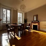 Appartement de charme en plein centre ville avec spacieux garage privé