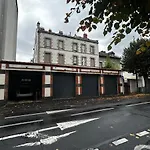 Appartement de charme en plein centre ville avec spacieux garage privé