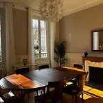 Appartement de charme en plein centre ville avec spacieux garage privé
