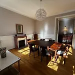 Appartement de charme en plein centre ville avec spacieux garage privé