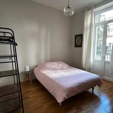Appartement De Charme En Plein Centre Avec Spacieux Garage Privé