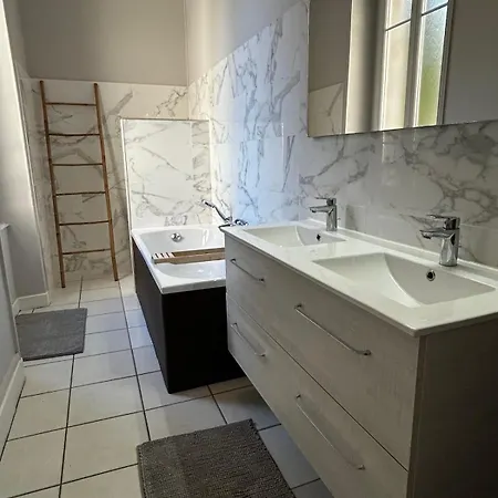 Appartement De Charme En Plein Centre Avec Spacieux Garage Privé
