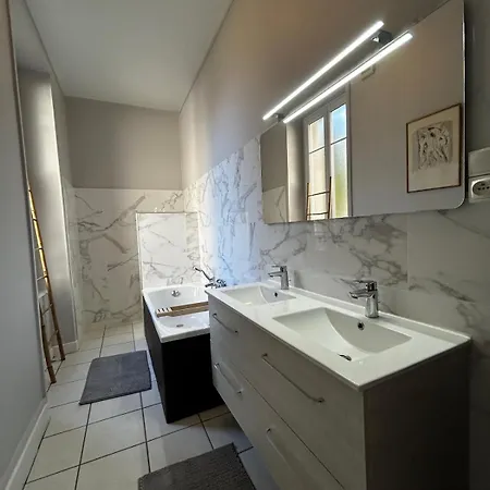 De Charme En Plein Centre Avec Spacieux Garage Privé Appartement